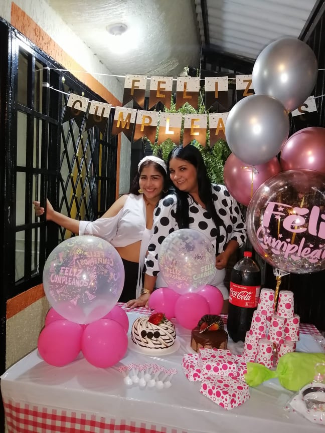 Lorenita Parra junto a su hija sobrina Laura Sofía. Lorenita Parra junto a su hija sobrina Laura Sofía.